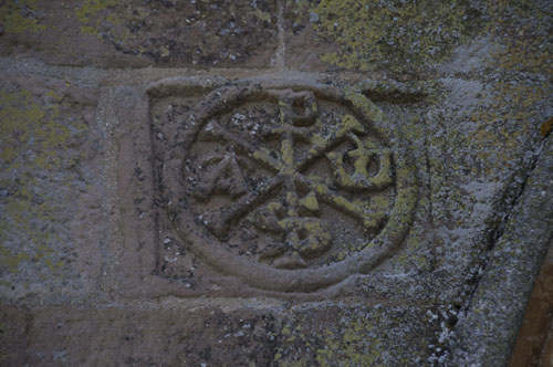 Crismon del lateral izquierdo de la iglesia de Juarros